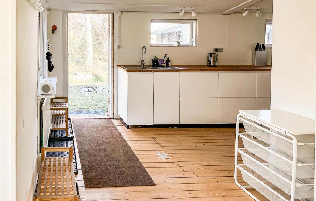 Kuchyň nebo kuchyňský kout v ubytování Beautiful Home In Löderup With Kitchen