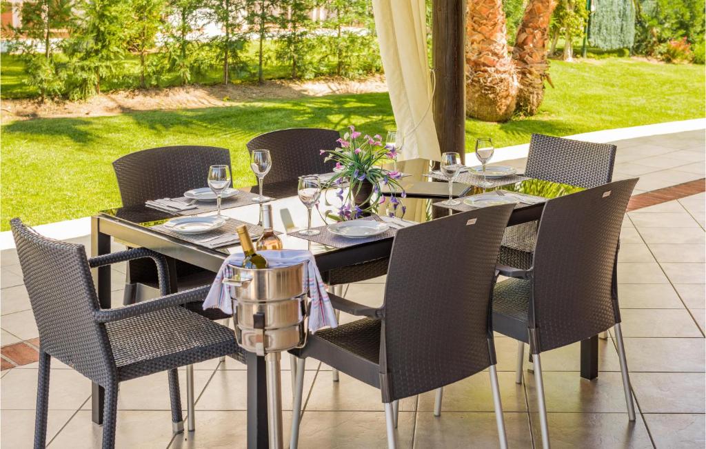 A garden outside Beautiful Apartment In Estepona