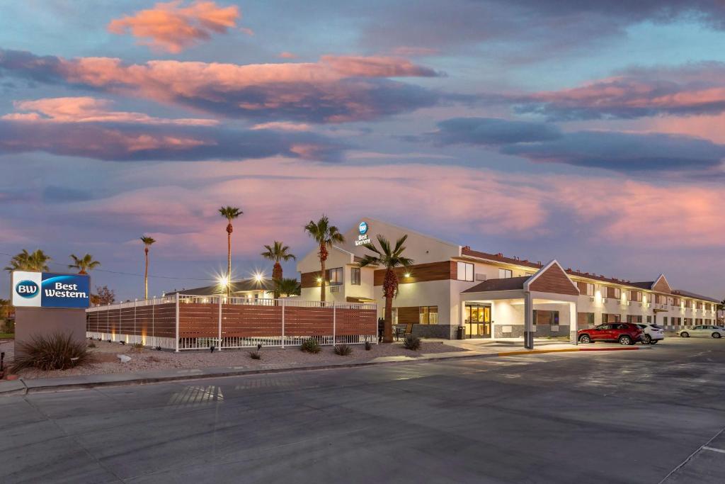 a rendering of a hotel parking lot at dusk at Best Western Blythe in Blythe