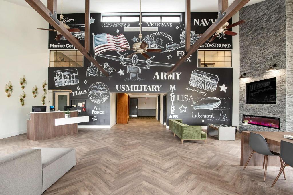 TV a/nebo společenská místnost v ubytování SureStay Plus Hotel by Best Western McGuire AFB Jackson
