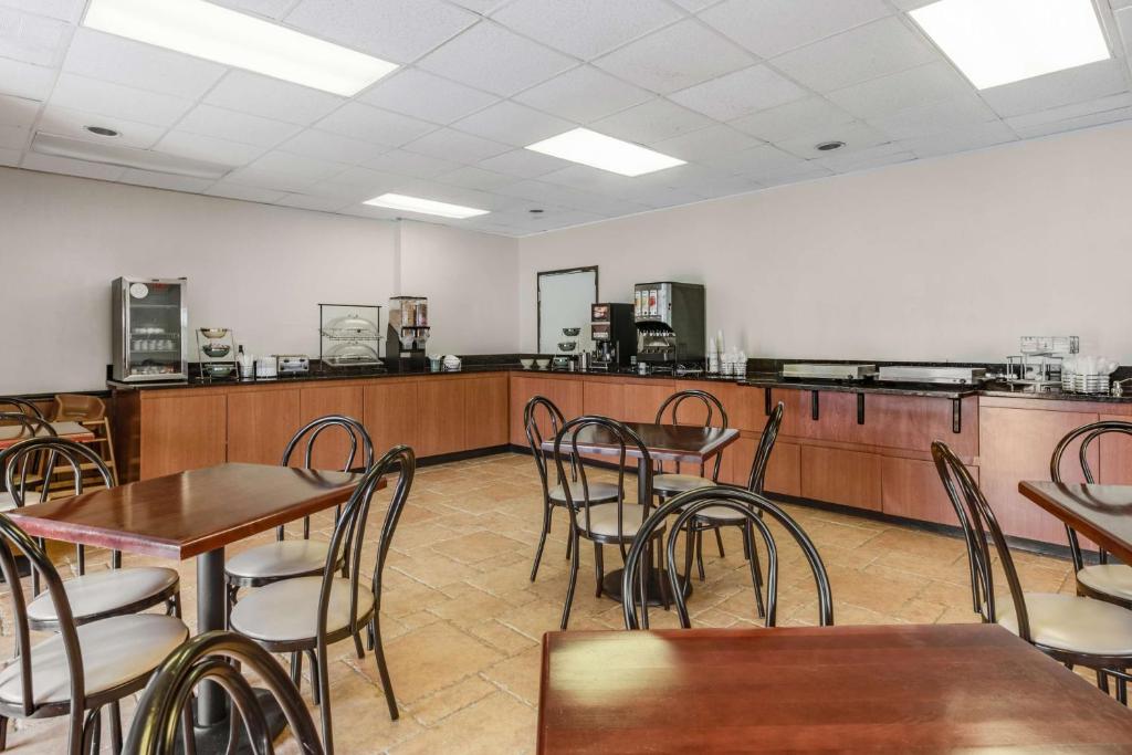 Restaurace v ubytování SureStay Plus Hotel by Best Western McGuire AFB Jackson