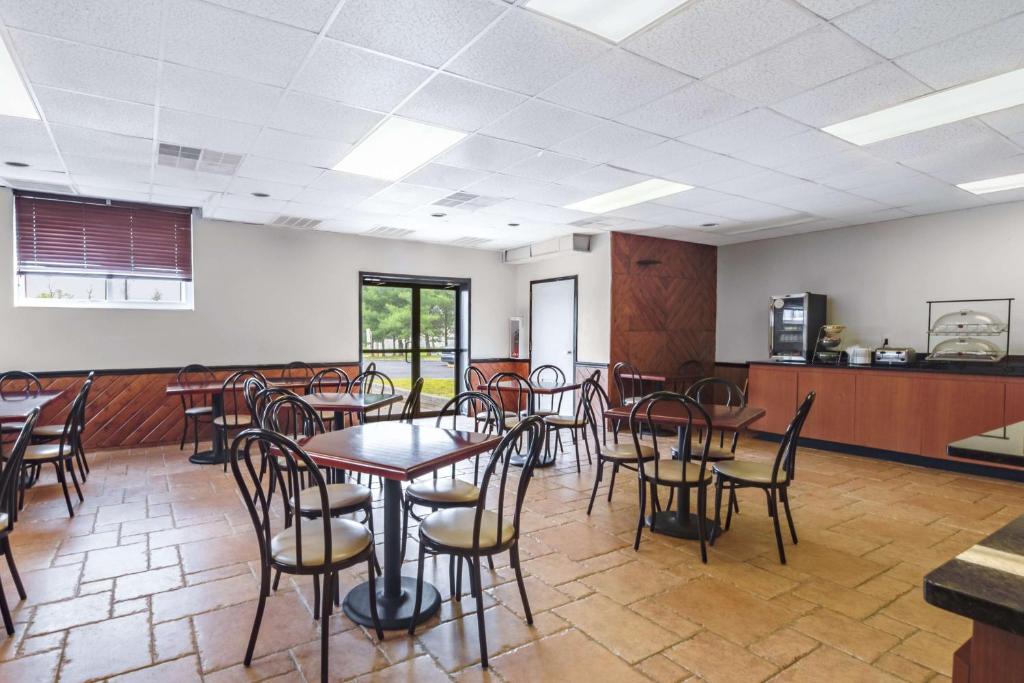 Restaurace v ubytování SureStay Plus Hotel by Best Western McGuire AFB Jackson