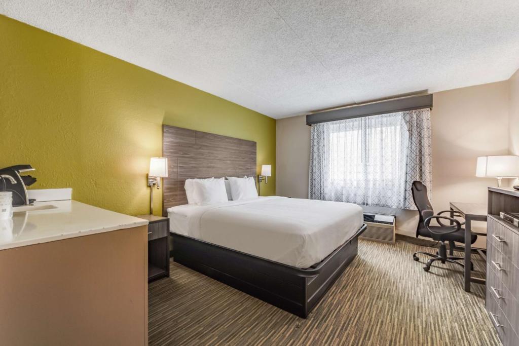 Postel nebo postele na pokoji v ubytování SureStay Plus Hotel by Best Western McGuire AFB Jackson