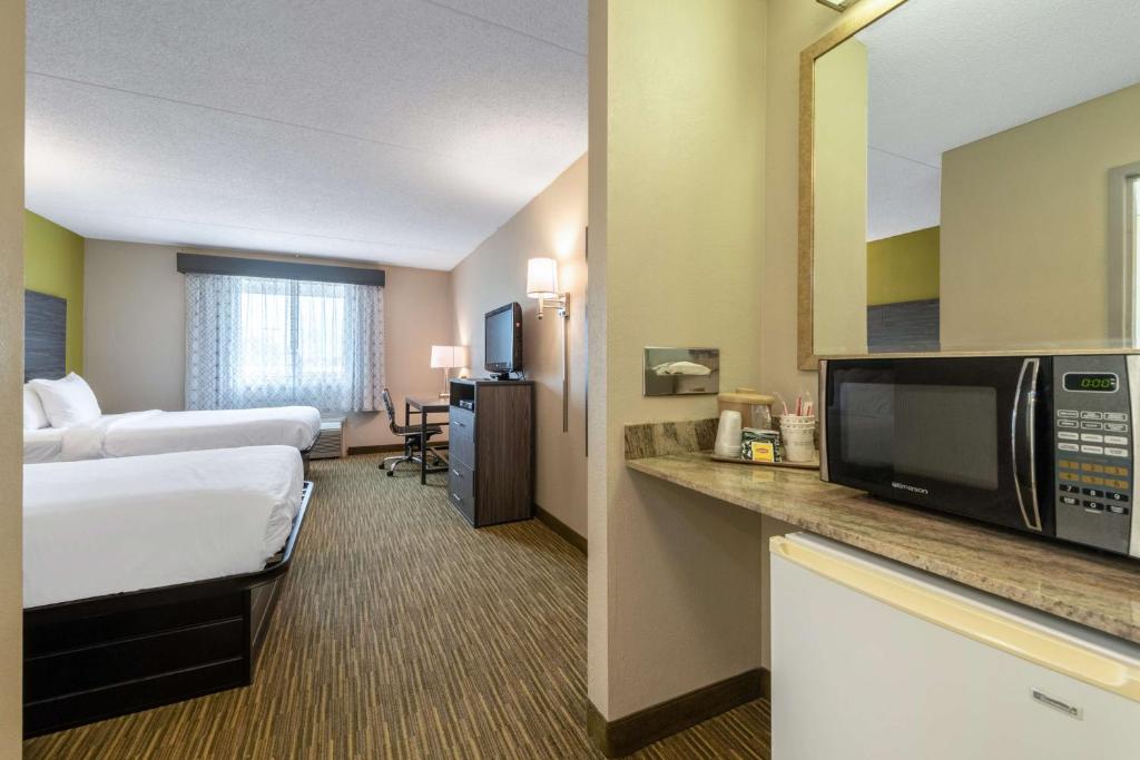 Kuchyň nebo kuchyňský kout v ubytování SureStay Plus Hotel by Best Western McGuire AFB Jackson