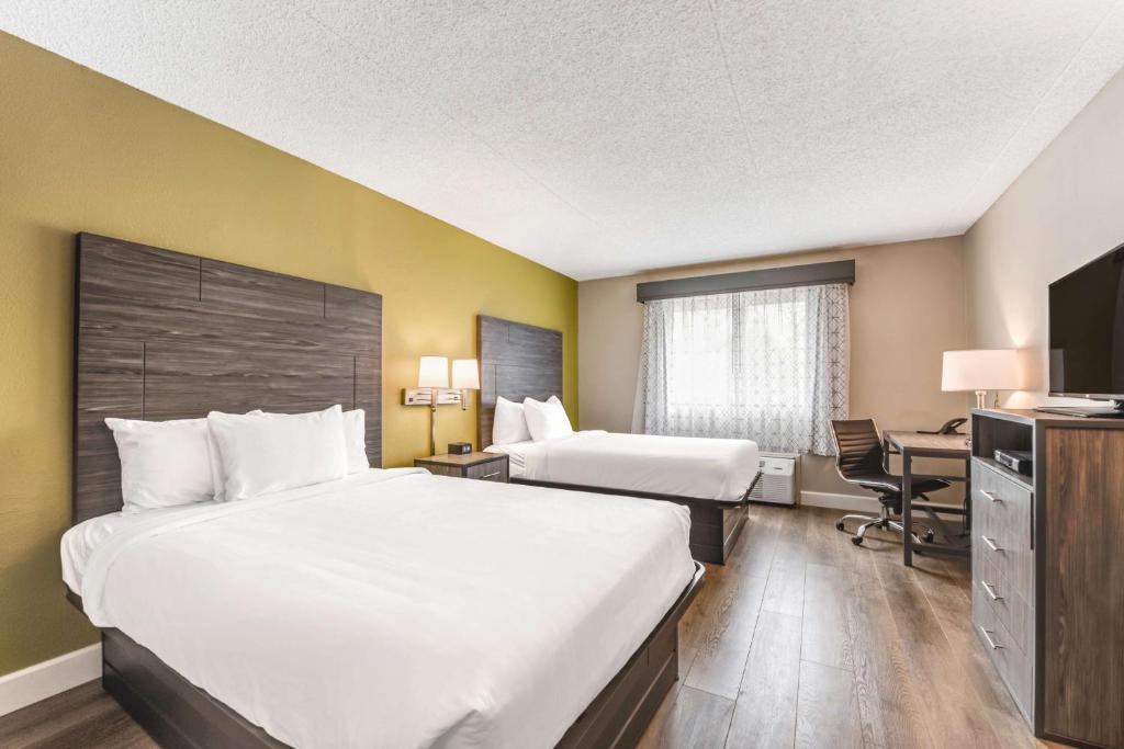 Postel nebo postele na pokoji v ubytování SureStay Plus Hotel by Best Western McGuire AFB Jackson