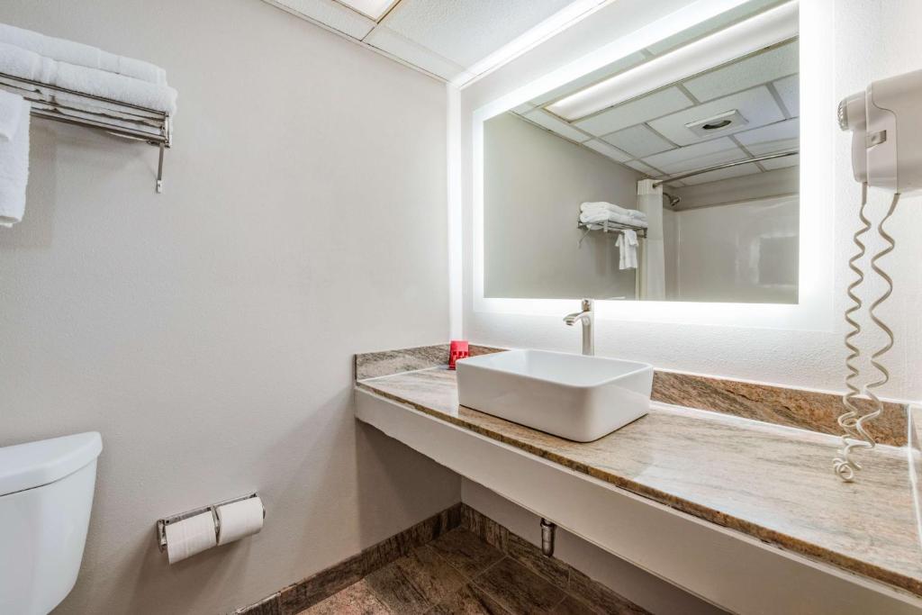 Koupelna v ubytování SureStay Plus Hotel by Best Western McGuire AFB Jackson