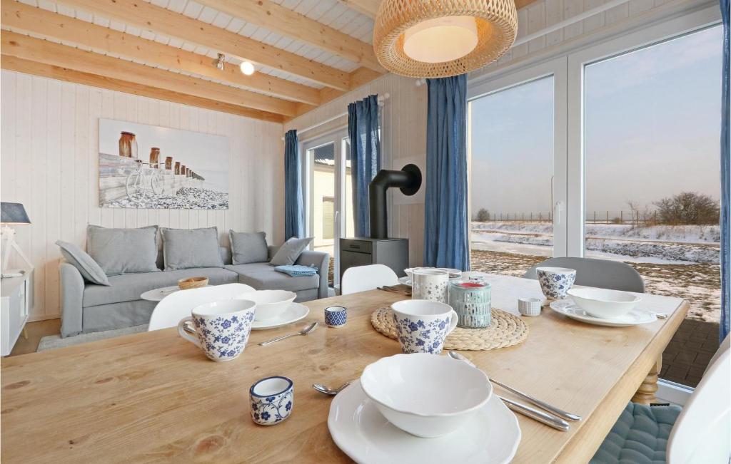 オルペニッツにある2 Bedroom Gorgeous Home In Ostseeresort Olpenitzのダイニングルーム(食器付)