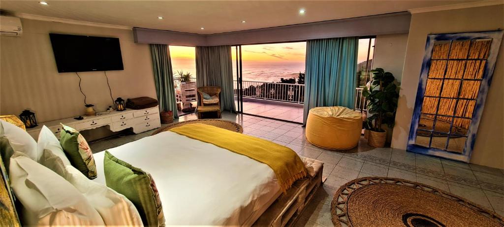 Schlafzimmer mit einem Bett und Meerblick in der Unterkunft African Vibes Camps Bay in Kapstadt