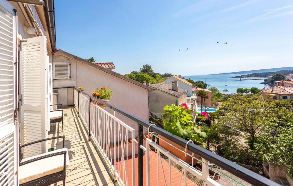 En balkong eller terrasse på 3 Bedroom Gorgeous Apartment In Krk