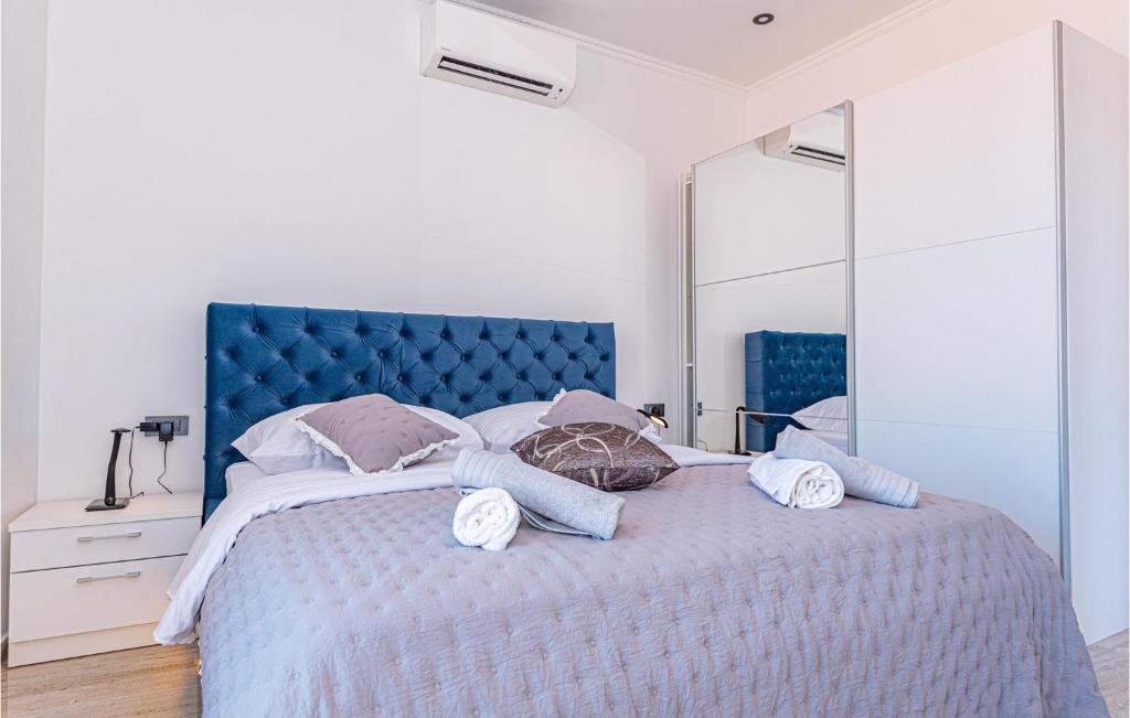 Posteľ alebo postele v izbe v ubytovaní Lovely Apartment In Sibenik With Sauna