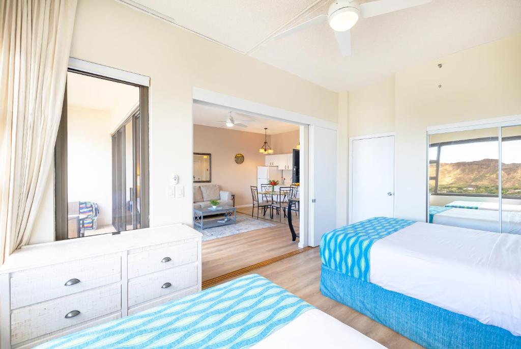 Postel nebo postele na pokoji v ubytování Ocean View Oasis with Free Parking, A Waikiki Gem!
