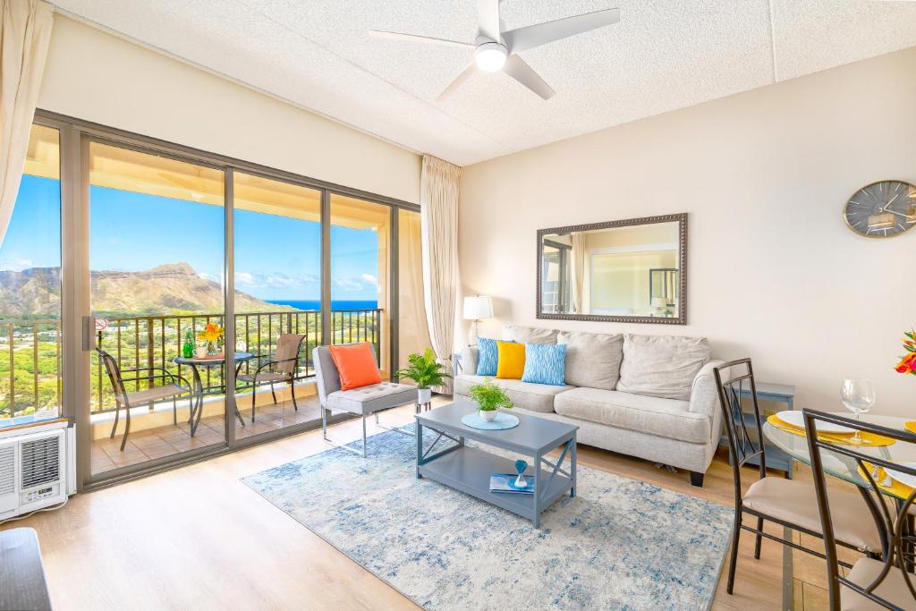 ホノルルにあるOcean View Oasis with Free Parking, A Waikiki Gem!のソファとテーブルのあるリビングルーム