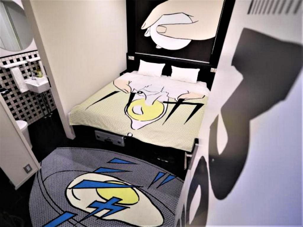 東京にあるHOTEL TAVINOS Hamamatsucho - Vacation STAY 51014のカーペットフロアの小さな客室で、ベッド2台が備わります。