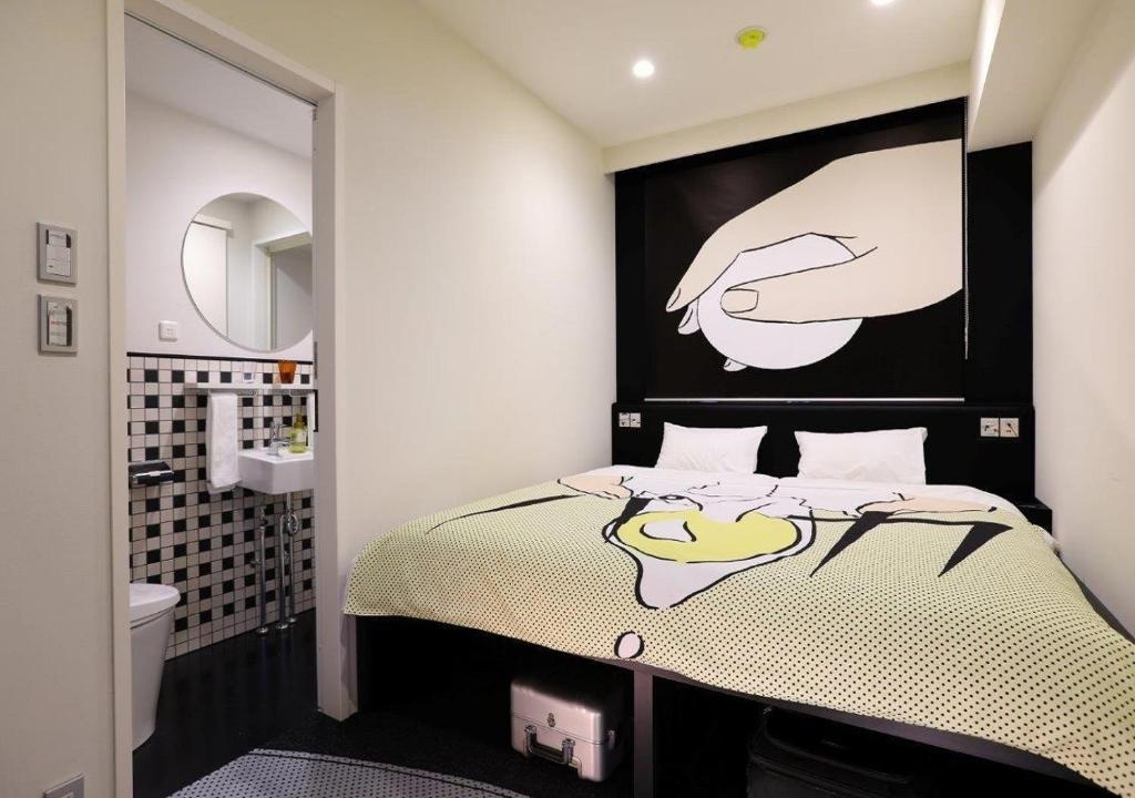1 dormitorio con 1 cama pintada a mano en la pared en HOTEL TAVINOS Hamamatsucho - Vacation STAY 51015, en Tokio