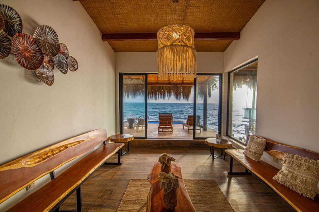 Cette chambre comprend des bancs et offre une vue sur l'océan. dans l'établissement Hotel Boutique Beso de Sal, à Colán