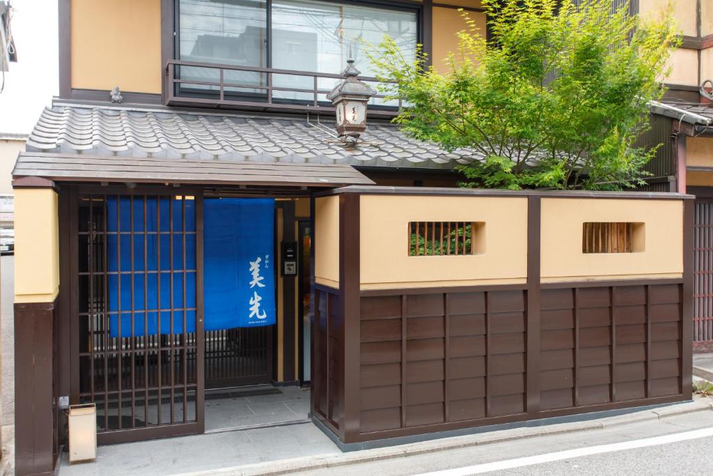 una entrada a un edificio con una puerta azul en Gion Misen, en Kioto