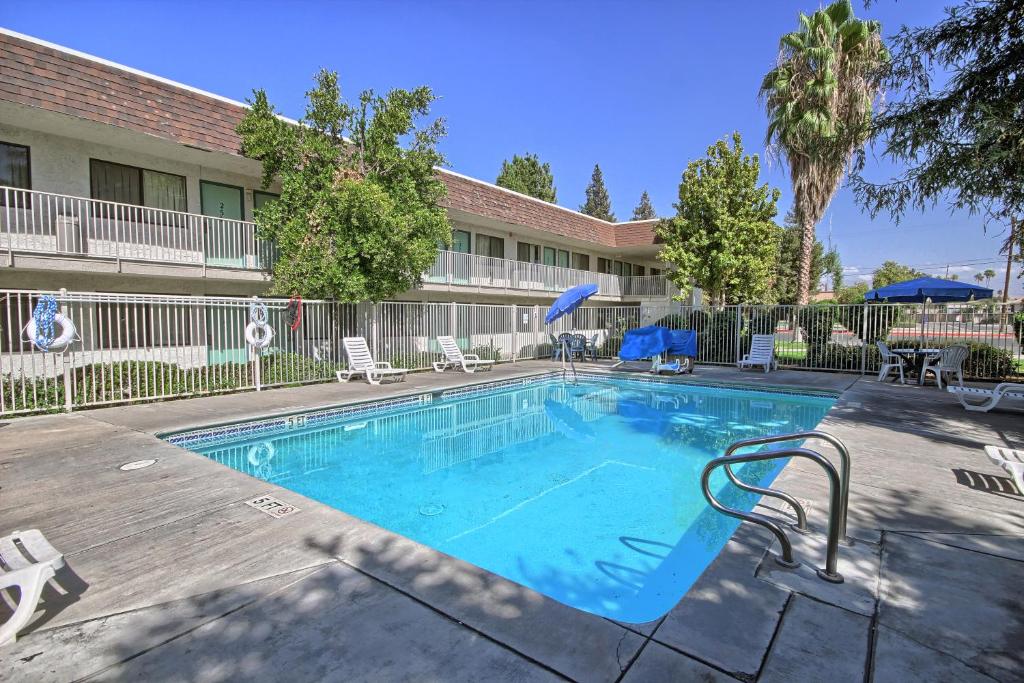 Bazén v ubytování Motel 6-Porterville, CA nebo v jeho okolí