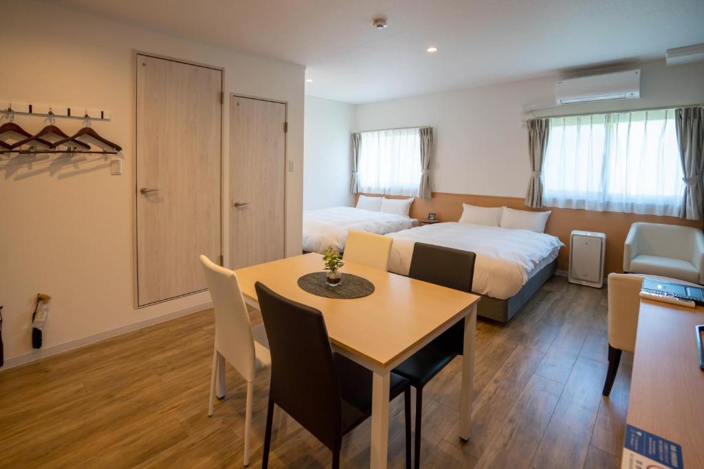 Postel nebo postele na pokoji v ubytování HOTEL R9 The Yard Honjo