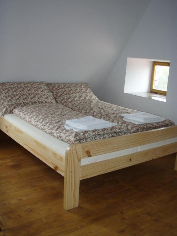Łóżko lub łóżka w pokoju w obiekcie Krčma Hotel U Císařské Cesty