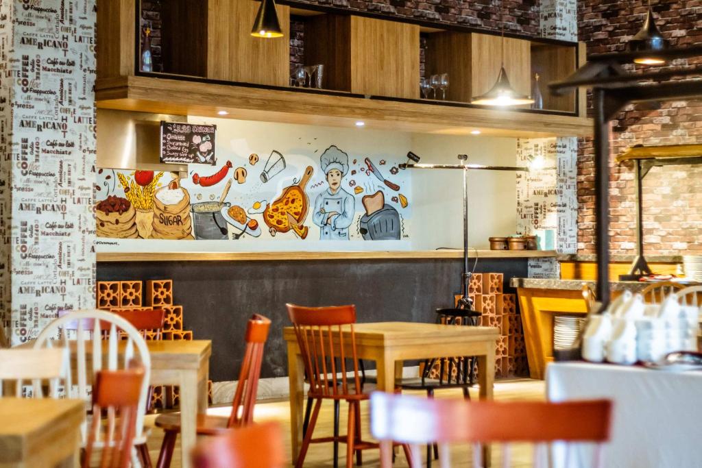 Restoran või mõni muu söögikoht majutusasutuses Tjokro Style Yogyakarta