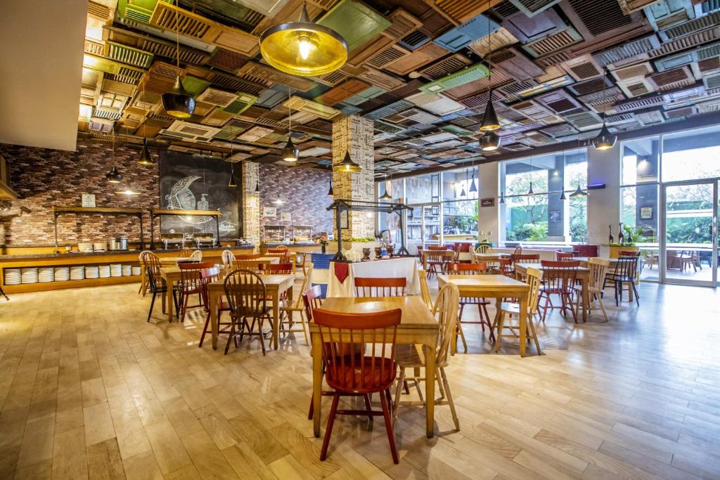 Restoran või mõni muu söögikoht majutusasutuses Tjokro Style Yogyakarta