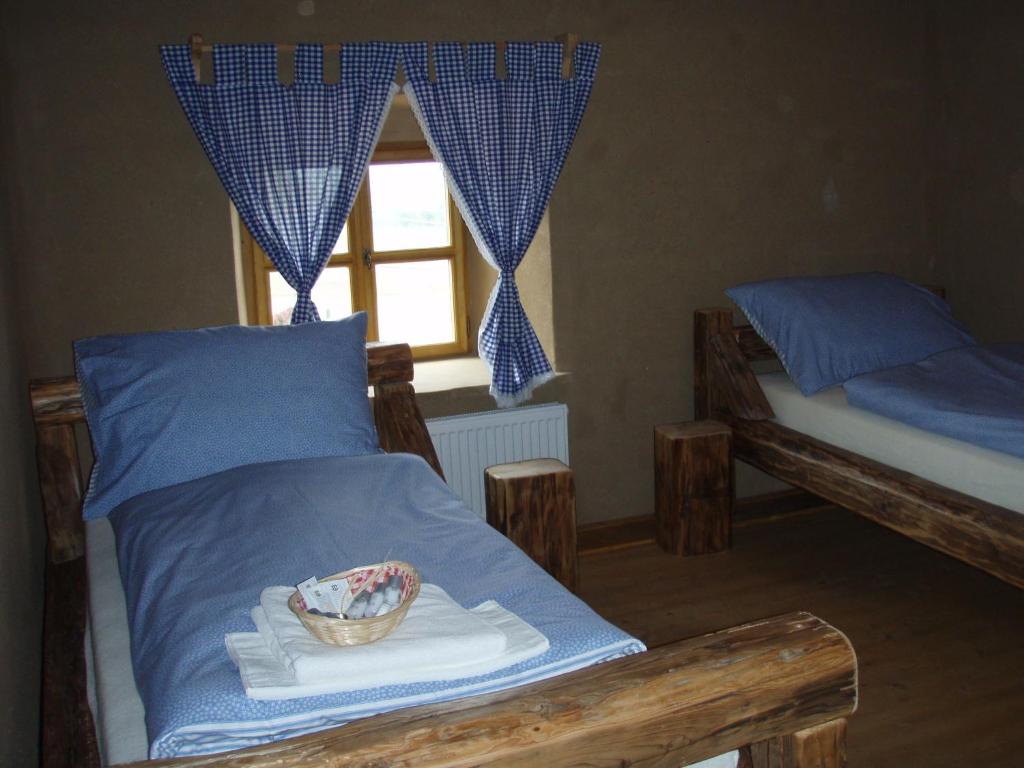 Łóżko lub łóżka w pokoju w obiekcie Krčma Hotel U Císařské Cesty