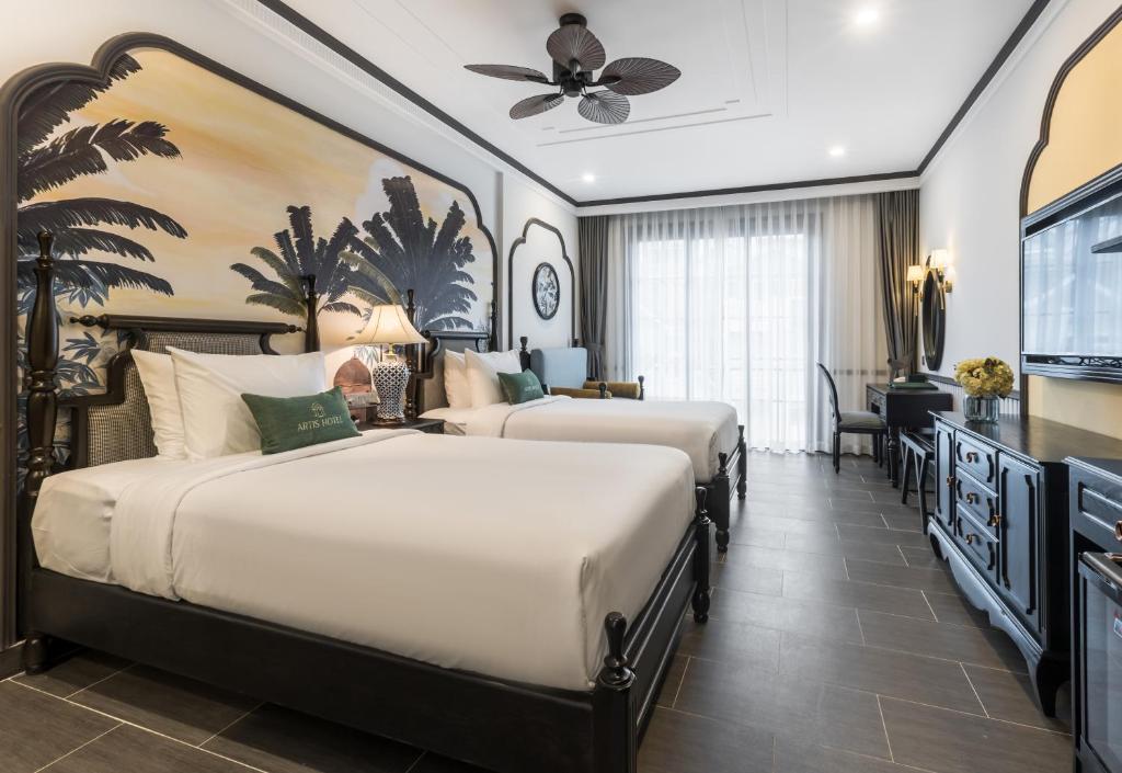 Postel nebo postele na pokoji v ubytování ARTIS Hotel Da Lat