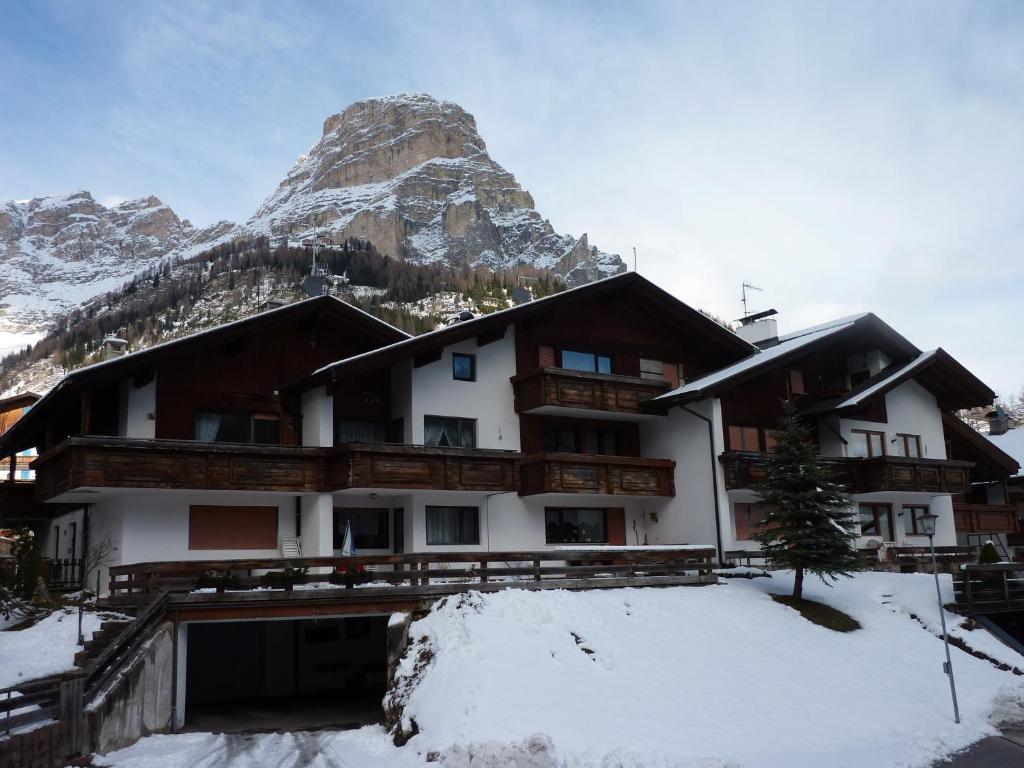 eine Ski-Lodge mit einem Berg im Hintergrund in der Unterkunft Ciasa Gabriel in Kolfuschg