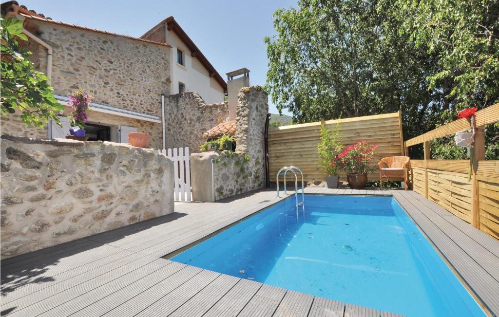 uma piscina num deque de madeira com uma casa em Lovely Home In Laroque Des Alberes With Private Swimming Pool, Can Be Inside Or Outside em Laroque-des-Albères