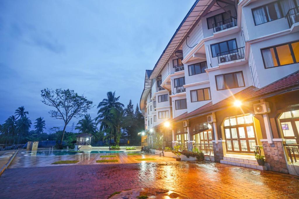 un edificio in una strada accanto a un edificio di ēRYA by SURIA Cherating a Cherating
