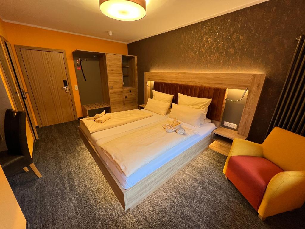 Postel nebo postele na pokoji v ubytování Heidekönig Hotel Celle