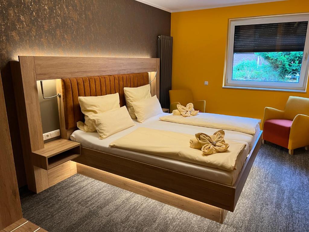 Postel nebo postele na pokoji v ubytování Heidekönig Hotel Celle
