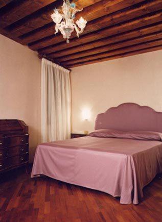 A bed or beds in a room at Hotel Piccola Fenice