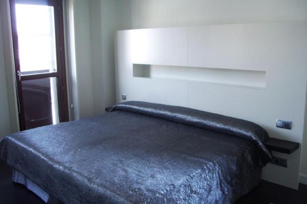 a bedroom with a bed in a room with a window at Casa Marisa in San Asensio