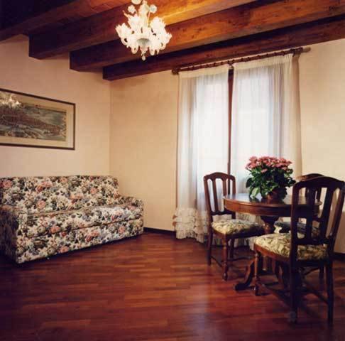 A seating area at Hotel Piccola Fenice