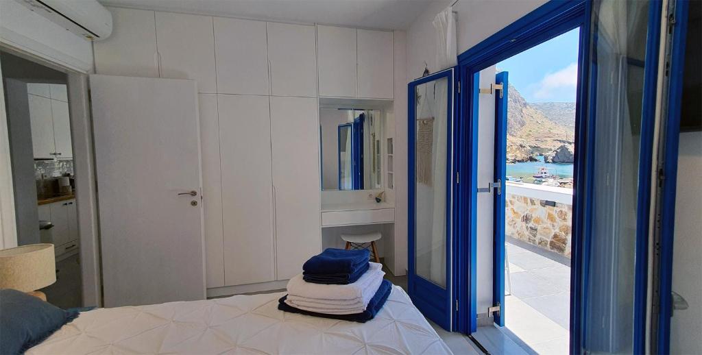 Postel nebo postele na pokoji v ubytování Meraki Beachfront
