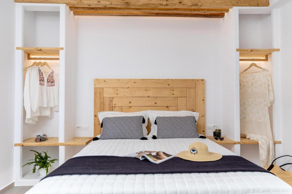 Кровать или кровати в номере Alenor City Hotel