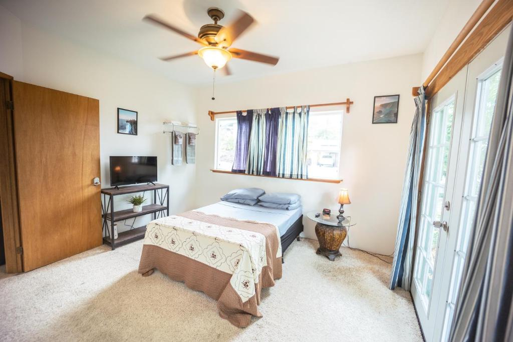 Postel nebo postele na pokoji v ubytování Hilo Vacation Rental