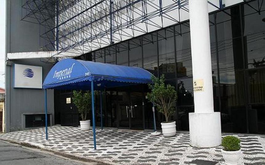 un parapluie bleu devant un bâtiment dans l'établissement Imperial Suzano Shopping Hotel, à Suzano