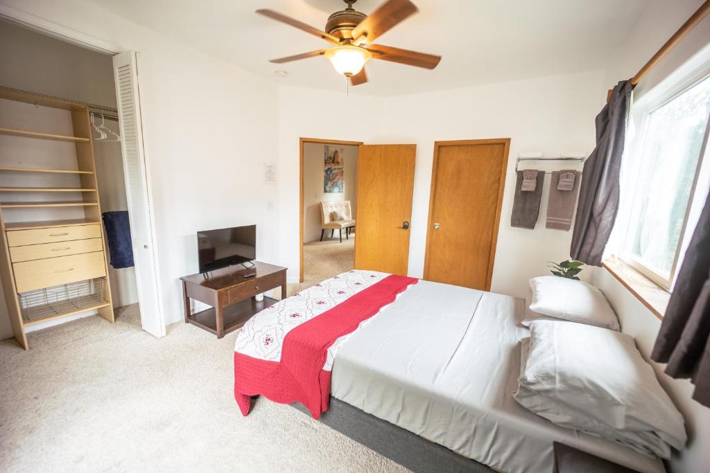 Postel nebo postele na pokoji v ubytování Hilo Vacation Rental