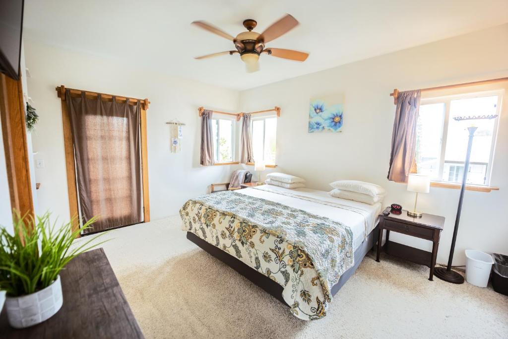 Postel nebo postele na pokoji v ubytování Hilo Vacation Rental