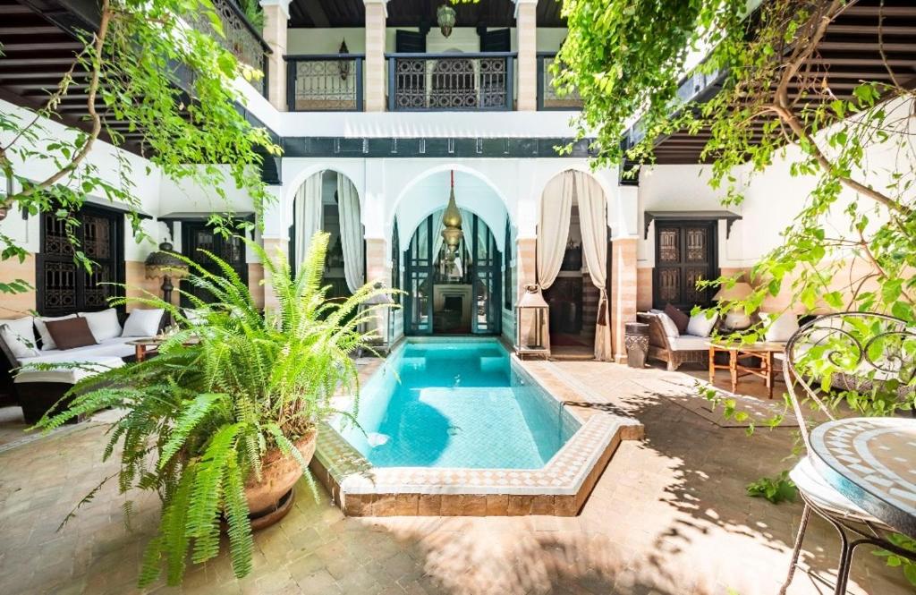 een binnenplaats met een zwembad in een huis bij Riad Espoir, Riad de charme en exclusivité dans la médina de Marrakech in Marrakesh