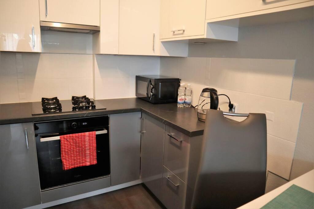 Kuchyňa alebo kuchynka v ubytovaní Uroczy Apartament- Kołobrzeg