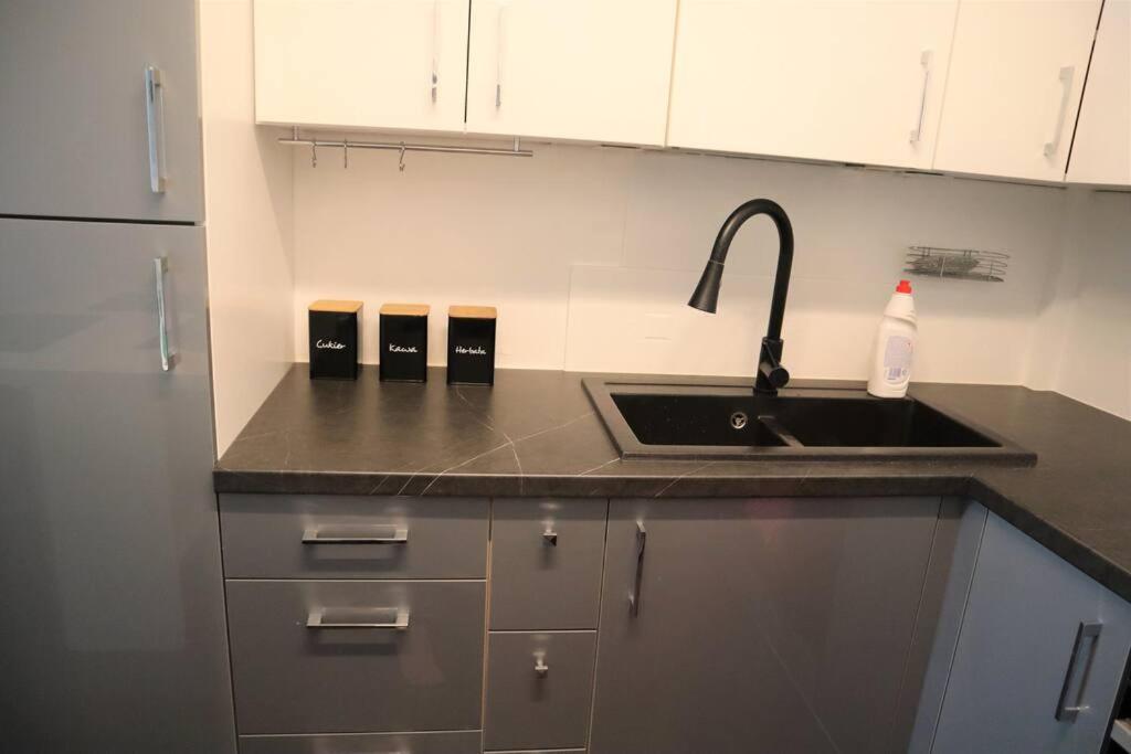 Kuchyňa alebo kuchynka v ubytovaní Uroczy Apartament- Kołobrzeg