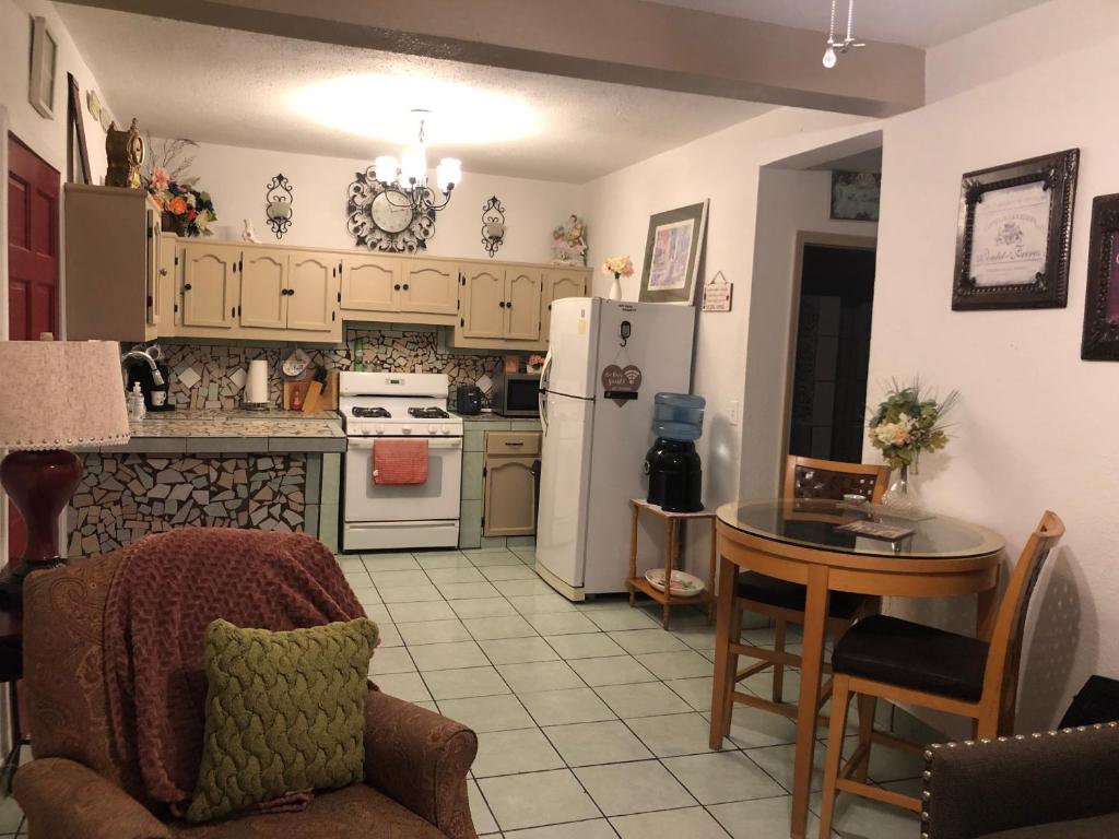 A kitchen or kitchenette at Cozy Apartment Villas