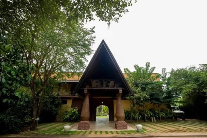 un gran edificio con techo negro y porche en Mihisara Resort en Anuradhapura
