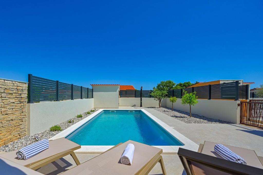 Bazén v ubytování Apartment Zala with private pool nebo v jeho okolí
