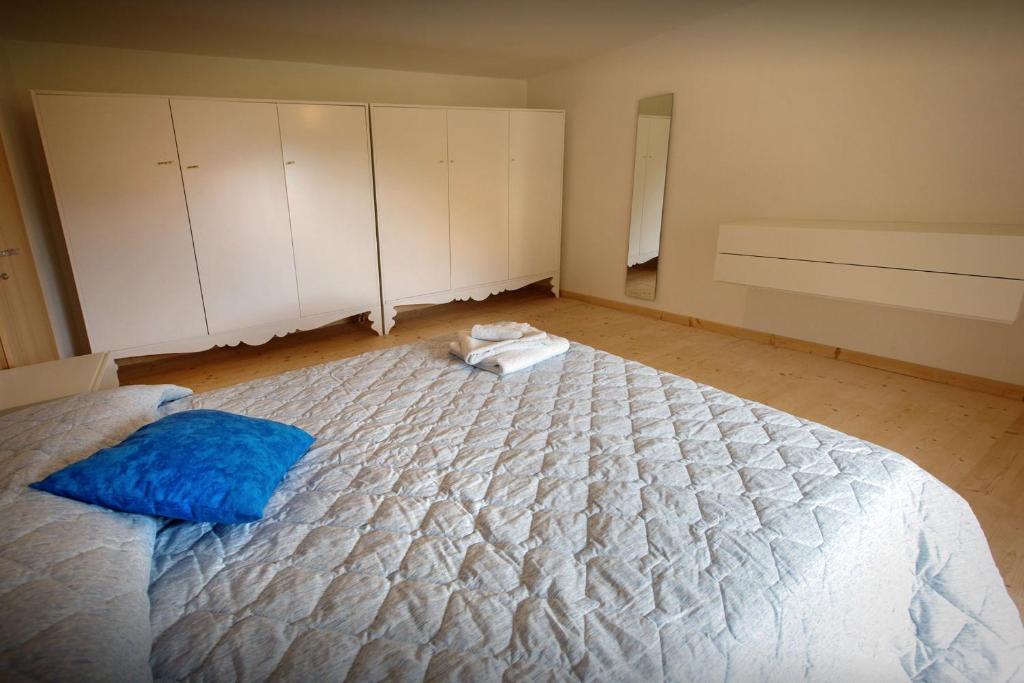 Postel nebo postele na pokoji v ubytování La Marmote Albergo Diffuso di Paluzza Aip