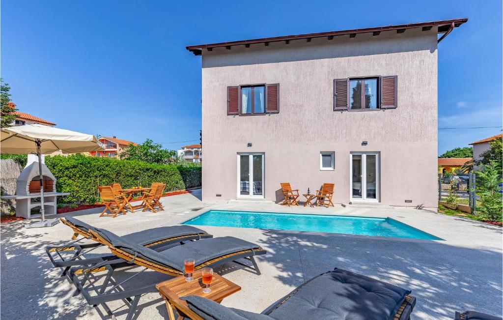 willa z basenem i domem w obiekcie Pet Friendly Apartment In Madulin w Medulinie