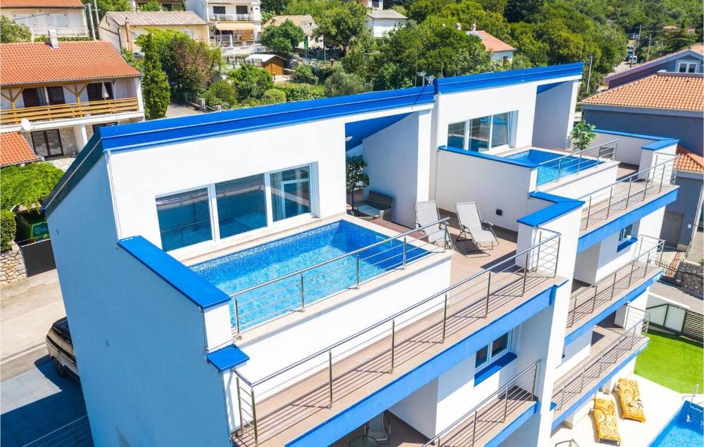 Výhled na bazén z ubytování SeArenity Pool Suite - Seafront nebo okolí